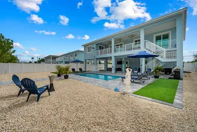 Image de Mermaid's Paradise ~ Pool ~ Dock ~ Games ~ Views!