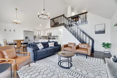 Image de Newly remodeled, Ev Charger, King bed, Game & Movie room, Family-Pet-friendly!