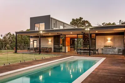 Image de Stylish & Luxe Contemporary Escape Surrounded By Gorgeous Natural Bushland