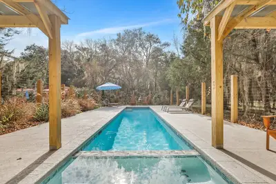 Image de Midcentury Sandfly Home on Private Grounds w\/ Pool & Spa by Lucky Savannah