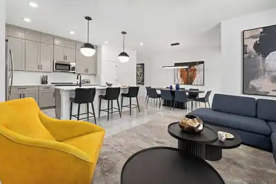 Image de Betty's Bliss | Peaceful retreat w pool & high-end decor - near shopping & parks