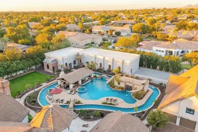 Image de HÓZHÓ Luxe | Lazy River | Indoor Pickleball