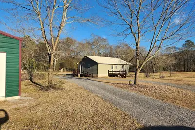 Image de Cabin on the river. 300 feet of waterfront and fishing. Weiss lake 5 mins away.