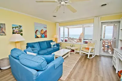 Image de Sea Fever East, Oceanfront Duplex in Emerald Isle, Nc!