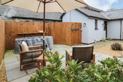 Image de Llygad Y Dydd, romantic, with hot tub in Bow Street, Wales