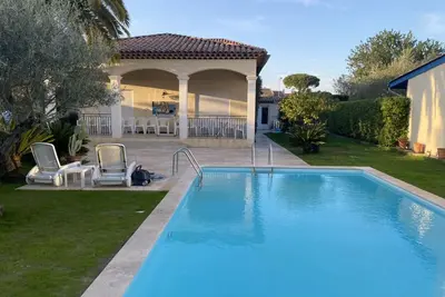 Image de Propriété avec grande piscine sur Mandelieu à 800 m de la plage