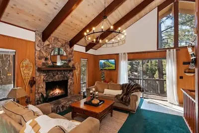Image de Everwood Serenity Treehouse onTrail head/Sledding