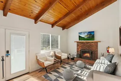 Image de Peaceful Sunshine Chalet w\/ Hottub-Serene Cabin