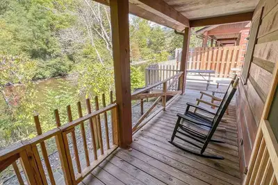 Image de Cabin #3 - Riverfront w\/ Gas Fireplace and more!