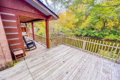 Image de Cabin 4 - Riverfront w\/ Hot Tub & Gas Fireplace! No Hot Tub After August 1st