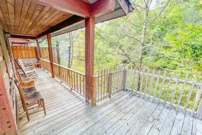 Image de Cabin #5 - Riverfront w\/ Hot-Tub & Gas Fireplace!