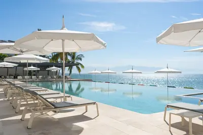 Image de 3-bedroom beach front Luxury Apartment - New listing - Bantay