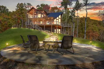 Image de Sweeping Mountain Views! Secluded, Fire pit, Hot tub, Gas Fireplaces, Game Room!
