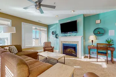 Image de Lakefront resort relaxation at Delton Grand with indoor/outdoor pools & beaches