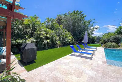 Image de Lush Tropical Oasis! Heated Pool, 1 mile to downtown, 2 miles to public beach