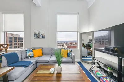 Image de King Bed, Downtown Steps from Bengals & Reds, Minutes to Otr, Tql, Free Parking