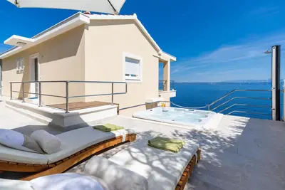 Image de Superbe maison Ă Blato avec jacuzzi