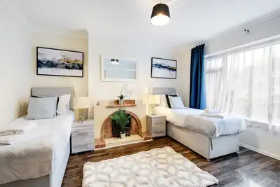 High Wycombe 4 Bedroom Home - Free Parking, WiFi, Garden