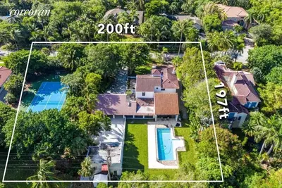 Image de Estate private tennis court, pickle ball, pool and steps away to the Ocean!