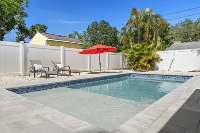 Image de Pet Friendly home with a heated Pool in Quiet Residential Area ~ Short Drive to Beach! ~ Blue Lagoon