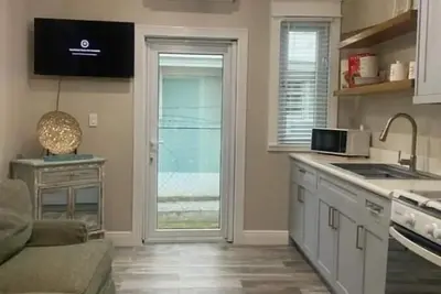 Newly built Suite within walking distance from beach and Palm Cay