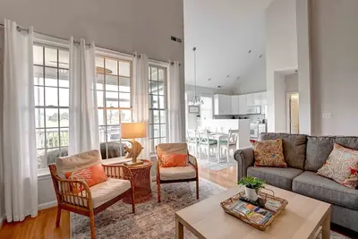 Image de Comfortable 3 bedroom Townhome just a short walk from amentiies! Pool, Wifi, Shuttle service, Beach Town!