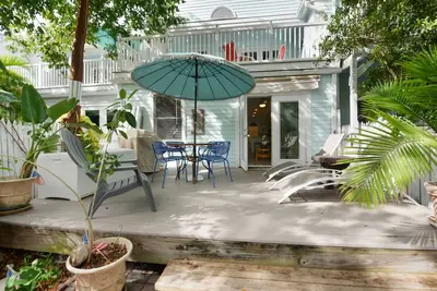 Image de Bring your umbrella drinks @Tiki Beach Too! Shipyard 2bed/2bath