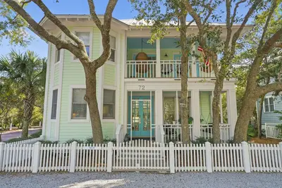 Image de Designer Home in Seaside, Fl! Walk to Pool and Beach + 2 Adult Bikes!