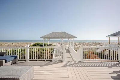 Image de Resolute: Spacious Oceanfront Home Close to Pier
