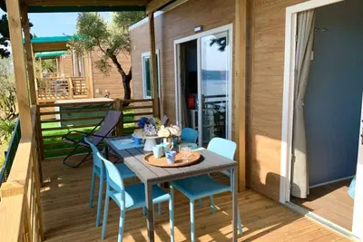 Image de Maison mobile avec terrasse vue lac, piscine et climatisation