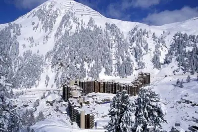 Image de 100m du centre station, 5ème étage, balcon, télévision, casier à ski, 35m², La Plagne