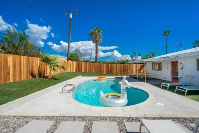 Image de Cozy & Trendy Home ~Heated Pool~Bbq~Stunning Views
