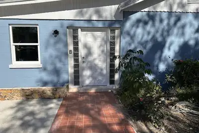 Image de Beachtown Large Private Beautiful remodeled home, Exceptional Location, Pet Ok