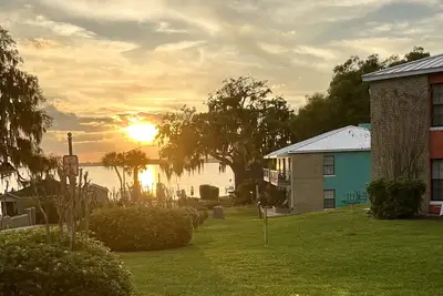 Image de Cozy 2 bedroom water view retreat nestled in the heart of downtown Mount Dora.