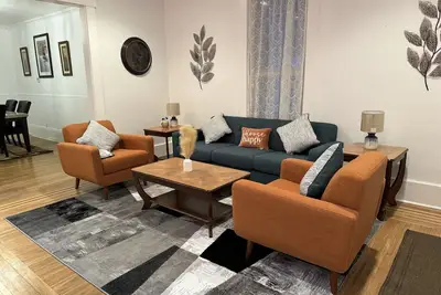 Image de Bungalow on Main! !