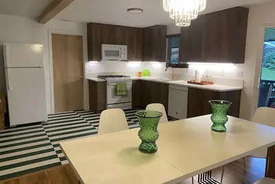 Image de Stylish Mid-century 3 bed 2 bath Home by Lake Steilacoom, Jblm, the beach and I5