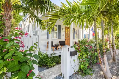 Image de Old Town Luxury Home - completely remodeled, updated, steps to Duval Street.