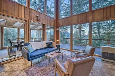 Image de Swanhouse. Waterfront home. Walk to trails!