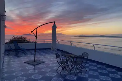 Image de Apartment with breathtaking terrace vesuvius\/ sorrentine peninsula view