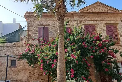 Image de It is a five minute walk from the port and five minutes drive from the airport.