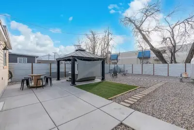 Image de Salt Lake Sanctuary -Hot Tub- Firepit- Gated Parking+ One Car Garage
