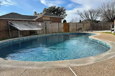 Image de Poolside Oasis + Stunning Aquarium | Pets Welcome