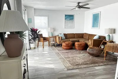 Image de Emerald Coast beach retreat with sugary white sands and emerald green waters.