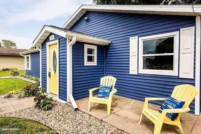 Image de Cozy New Buffalo cottage with hot tub & fire pit. Short walk to downtown!