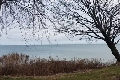 Image de Enjoy Lakefront Sunsets! Roomy 2 bed known as Water to Wine Lakefront Cottage