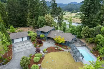 Image de Enjoy the Serenity and Quiet on this 5-acre Estate with Mountain and River Views