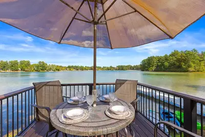 Image de Relaxing Lake Vibes Before Fall Arrives +Hot Tub
