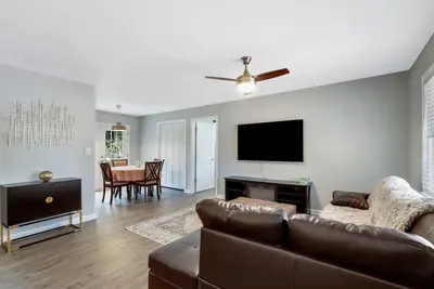 Image de Newly Renovated Private Retreat in North Raleigh!