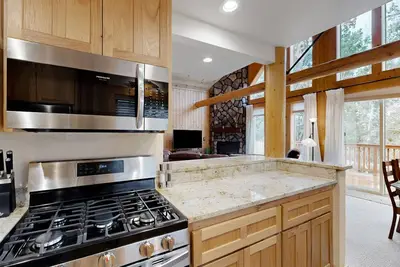 Image de Enchanting chalet with creek views, heated pool, sauna & trails - dog-friendly