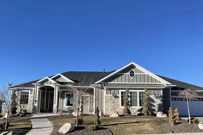 Image de Beautiful, spacious bottom floor of home. 2 fireplaces, outdoor firepit, patio.